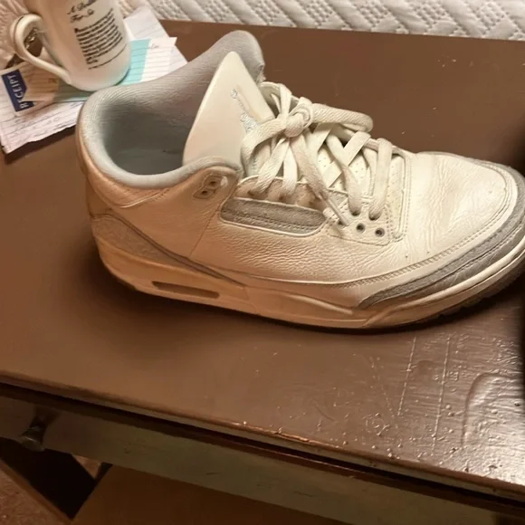 Hi, my name is Ronnie. I’m selling Jordan in good condition very clean size 9.